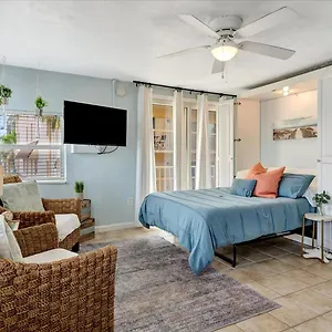  Holiday home The Seashell With Private Balcony And Walk To
